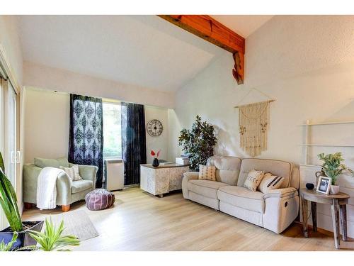 9811 Creek Road, Clifford, ON - Indoor Photo Showing Living Room