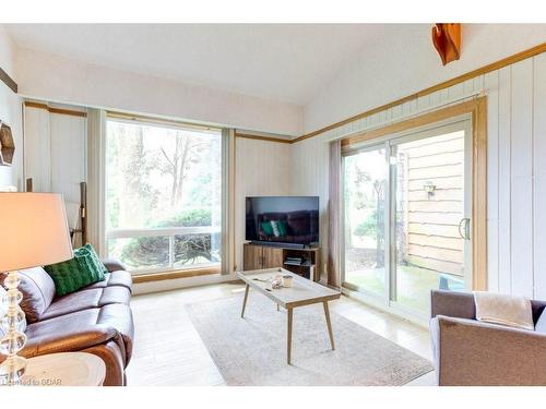 9811 Creek Road, Clifford, ON - Indoor Photo Showing Living Room