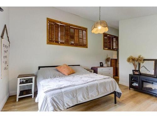 9811 Creek Road, Clifford, ON - Indoor Photo Showing Bedroom