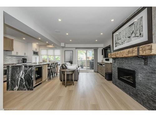 26-941 Gordon Street, Guelph, ON - Indoor Photo Showing Living Room With Fireplace