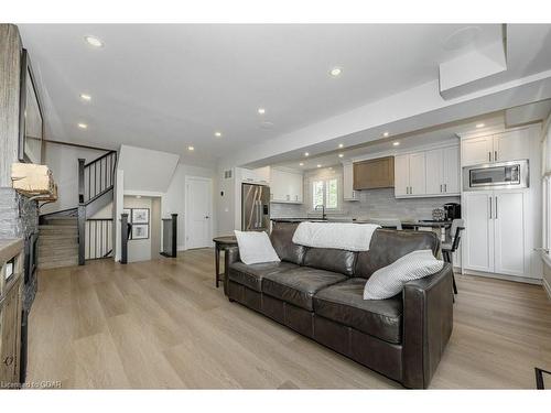 26-941 Gordon Street, Guelph, ON - Indoor Photo Showing Living Room