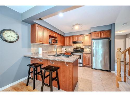 31-31 Schroder Crescent, Guelph, ON - Indoor Photo Showing Kitchen With Double Sink