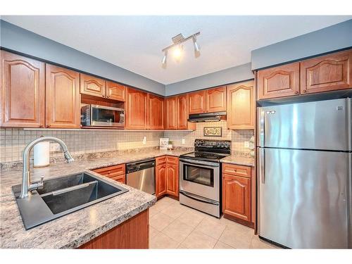 31-31 Schroder Crescent, Guelph, ON - Indoor Photo Showing Kitchen With Double Sink