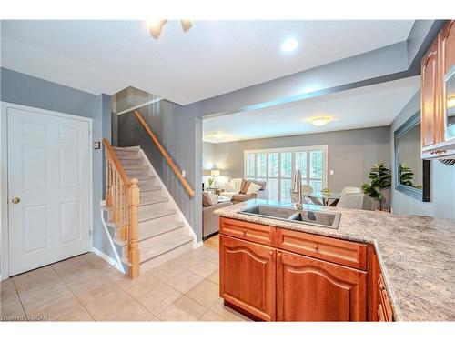 31-31 Schroder Crescent, Guelph, ON - Indoor Photo Showing Kitchen With Double Sink