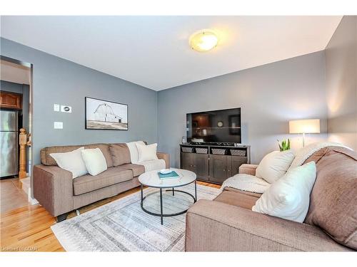 31-31 Schroder Crescent, Guelph, ON - Indoor Photo Showing Living Room