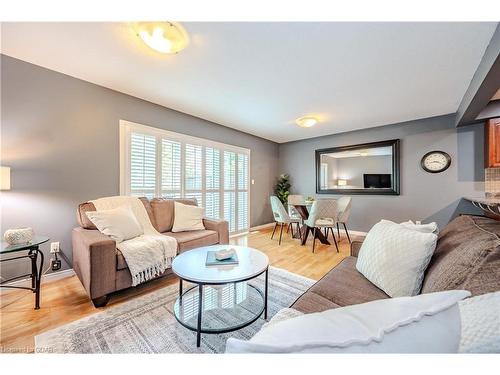 31-31 Schroder Crescent, Guelph, ON - Indoor Photo Showing Living Room