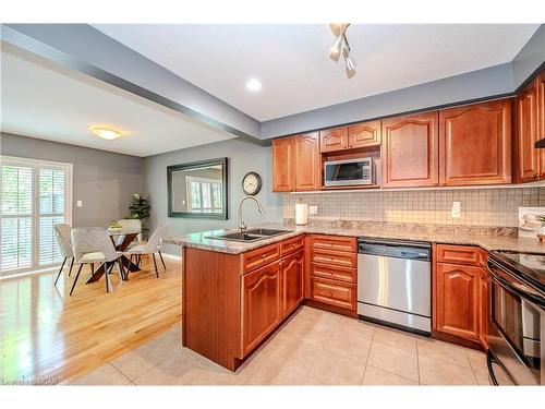 31-31 Schroder Crescent, Guelph, ON - Indoor Photo Showing Kitchen With Double Sink