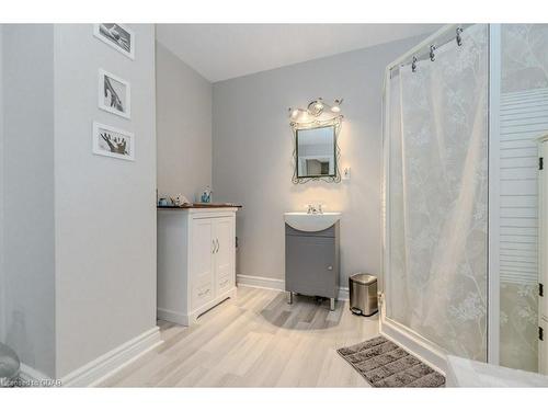 227 Eagle Street S, Cambridge, ON - Indoor Photo Showing Bathroom