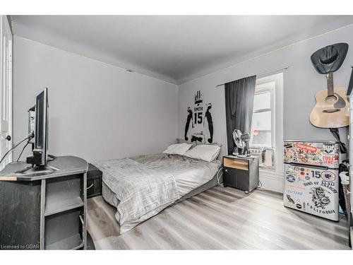 227 Eagle Street S, Cambridge, ON - Indoor Photo Showing Bedroom