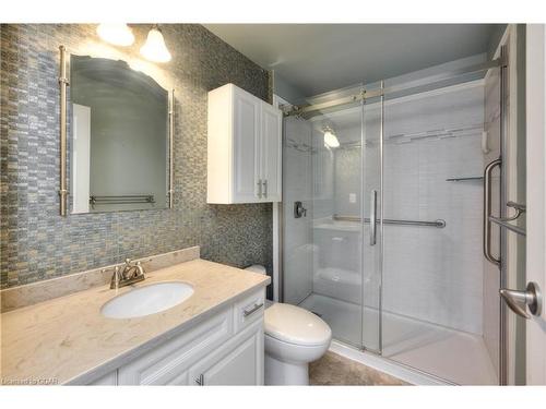 404-24 Marilyn Drive, Guelph, ON - Indoor Photo Showing Bathroom