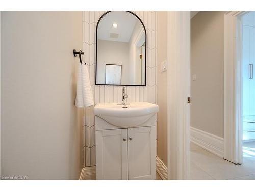 138 Dublin Street N, Guelph, ON - Indoor Photo Showing Bathroom