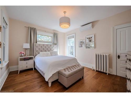 138 Dublin Street N, Guelph, ON - Indoor Photo Showing Bedroom