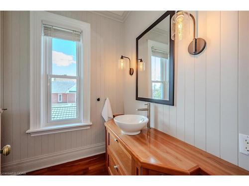 138 Dublin Street N, Guelph, ON - Indoor Photo Showing Bathroom