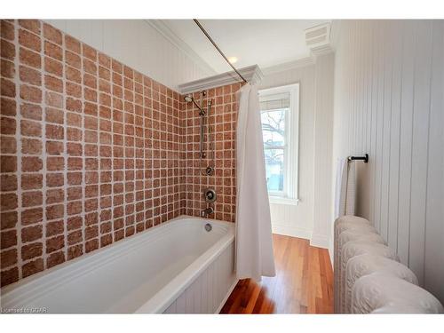 138 Dublin Street N, Guelph, ON - Indoor Photo Showing Bathroom