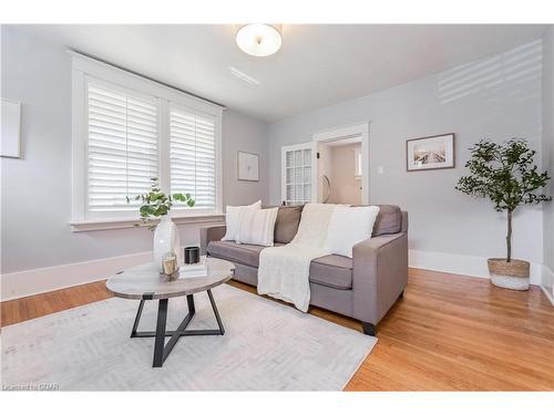 129 Garafraxa Street E, Fergus, ON - Indoor Photo Showing Living Room