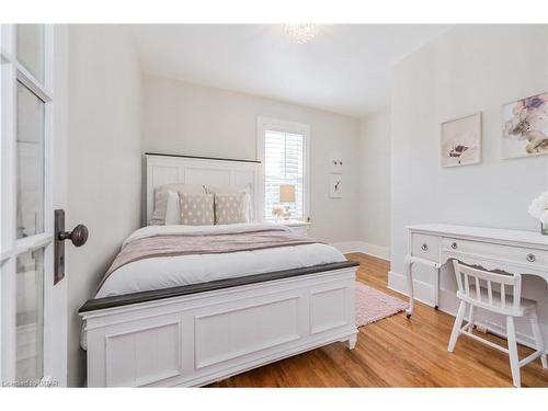 129 Garafraxa Street E, Fergus, ON - Indoor Photo Showing Bedroom