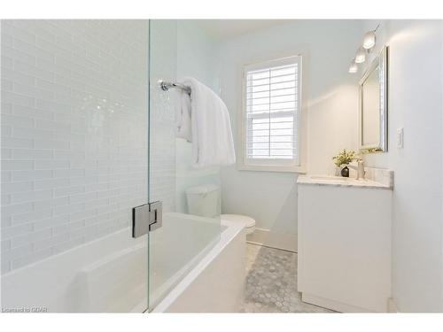 129 Garafraxa Street E, Fergus, ON - Indoor Photo Showing Bathroom