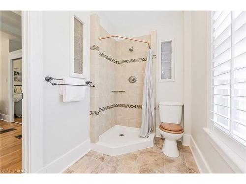 129 Garafraxa Street E, Fergus, ON - Indoor Photo Showing Bathroom