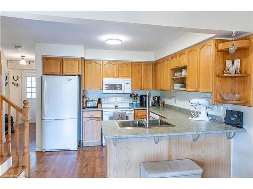 14-31 Schroder Crescent, Guelph, ON - Indoor Photo Showing Kitchen With Double Sink