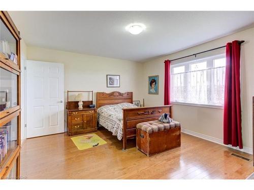 242073 Concession 2-3 Road, Grand Valley, ON - Indoor Photo Showing Bedroom