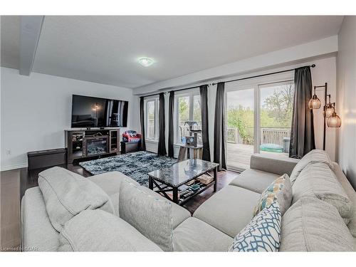 100 Mussen Street, Guelph, ON - Indoor Photo Showing Living Room