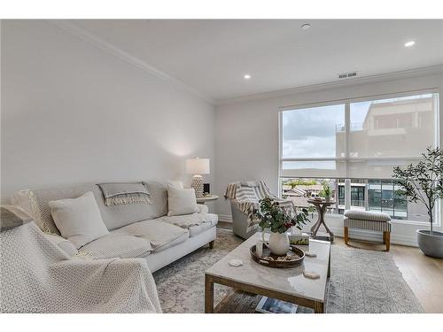 611-1880 Gordon Street, Guelph, ON - Indoor Photo Showing Living Room