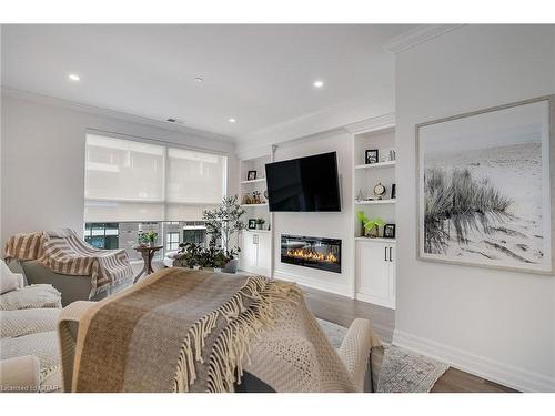 611-1880 Gordon Street, Guelph, ON - Indoor Photo Showing Living Room With Fireplace