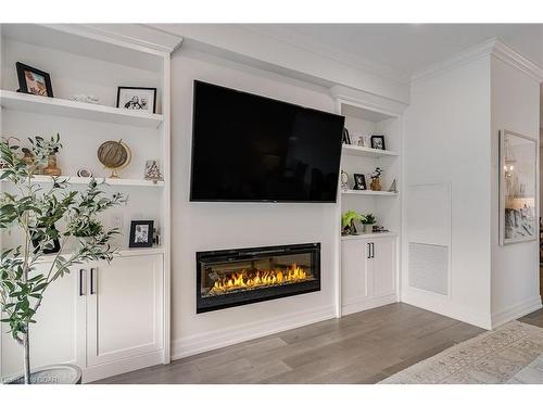 611-1880 Gordon Street, Guelph, ON - Indoor Photo Showing Living Room With Fireplace