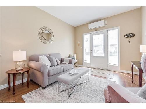 120-760 Woodhill Drive, Fergus, ON - Indoor Photo Showing Living Room