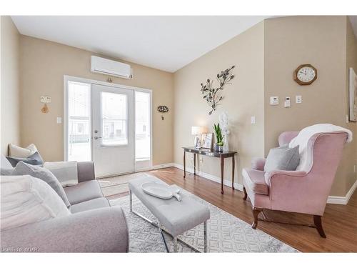 120-760 Woodhill Drive, Fergus, ON - Indoor Photo Showing Living Room