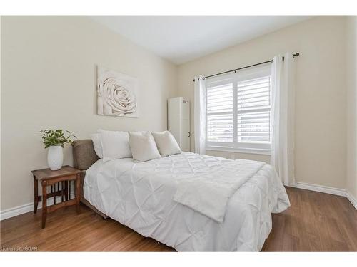 120-760 Woodhill Drive, Fergus, ON - Indoor Photo Showing Bedroom