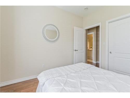 120-760 Woodhill Drive, Fergus, ON - Indoor Photo Showing Bedroom