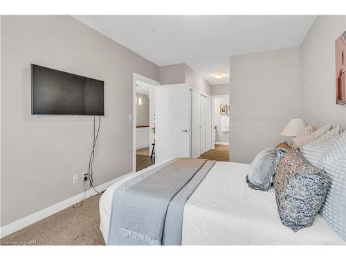 704-63 Arthur Street, Guelph, ON - Indoor Photo Showing Bedroom