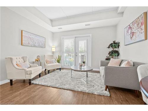 109-35 Kingsbury Square, Guelph, ON - Indoor Photo Showing Living Room