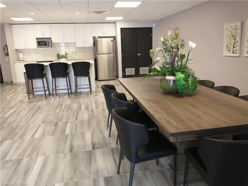 109-35 Kingsbury Square, Guelph, ON - Indoor Photo Showing Dining Room