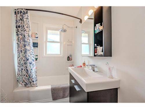 208 Delhi Street, Guelph, ON - Indoor Photo Showing Bathroom