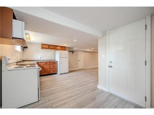 208 Delhi Street, Guelph, ON - Indoor Photo Showing Kitchen