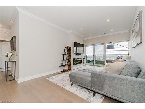 1109-1880 Gordon Street, Guelph, ON - Indoor Photo Showing Living Room