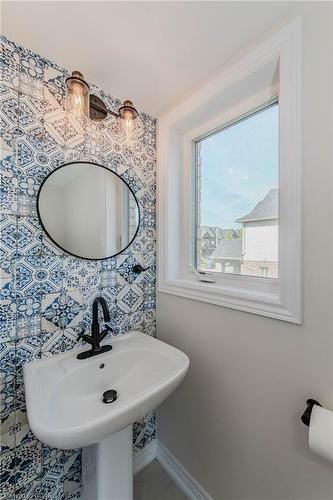 168 Law Drive, Guelph, ON - Indoor Photo Showing Bathroom