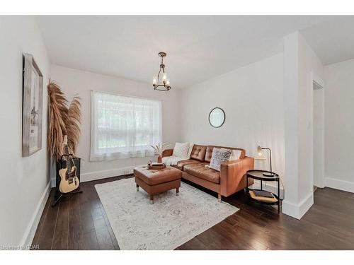 100 Hayes Avenue, Guelph, ON - Indoor Photo Showing Living Room