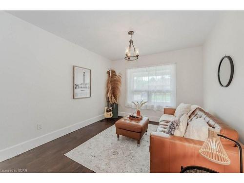 100 Hayes Avenue, Guelph, ON - Indoor Photo Showing Living Room