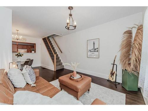 100 Hayes Avenue, Guelph, ON - Indoor Photo Showing Living Room