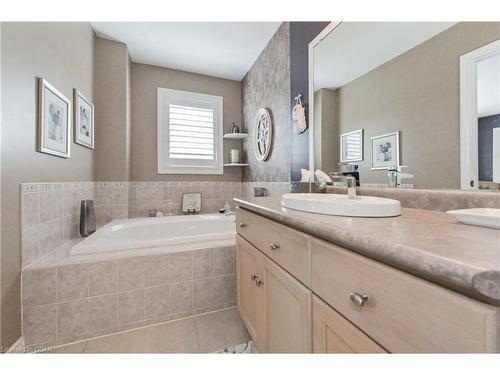 489 St Andrew Street E, Fergus, ON - Indoor Photo Showing Bathroom