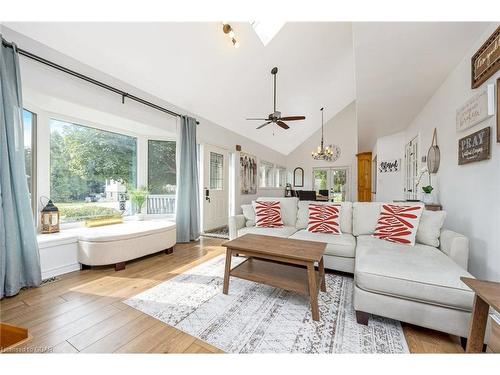 116 Gowan Street, Rockwood, ON - Indoor Photo Showing Living Room