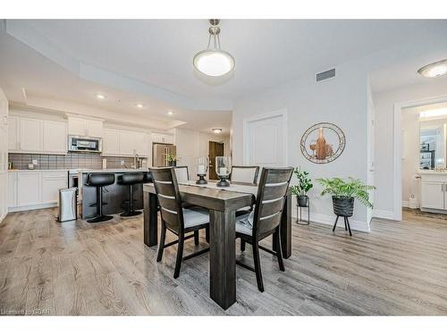 223-3290 New Street, Burlington, ON - Indoor Photo Showing Dining Room