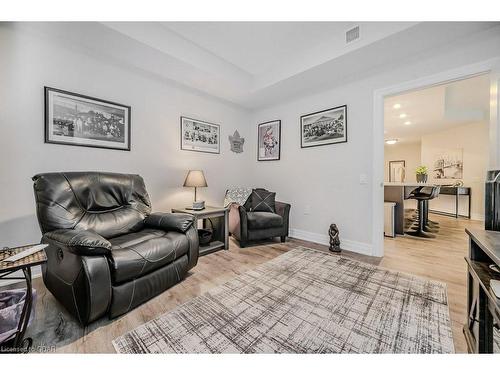 223-3290 New Street, Burlington, ON - Indoor Photo Showing Living Room