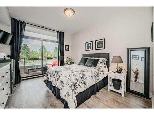 223-3290 New Street, Burlington, ON - Indoor Photo Showing Bedroom