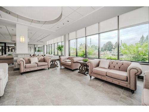 223-3290 New Street, Burlington, ON - Indoor Photo Showing Living Room