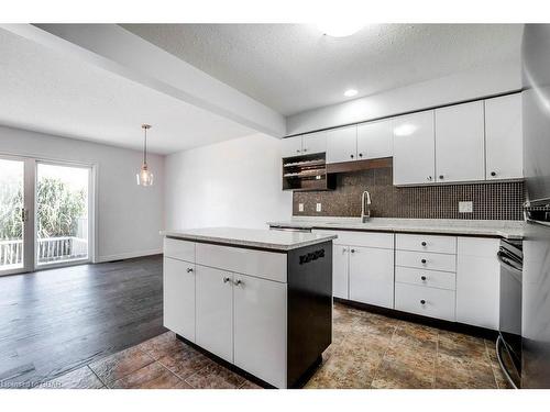 35 Clough Cres Crescent, Guelph, ON - Indoor Photo Showing Kitchen