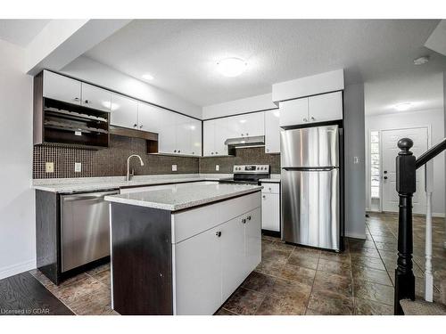 35 Clough Cres Crescent, Guelph, ON - Indoor Photo Showing Kitchen With Upgraded Kitchen